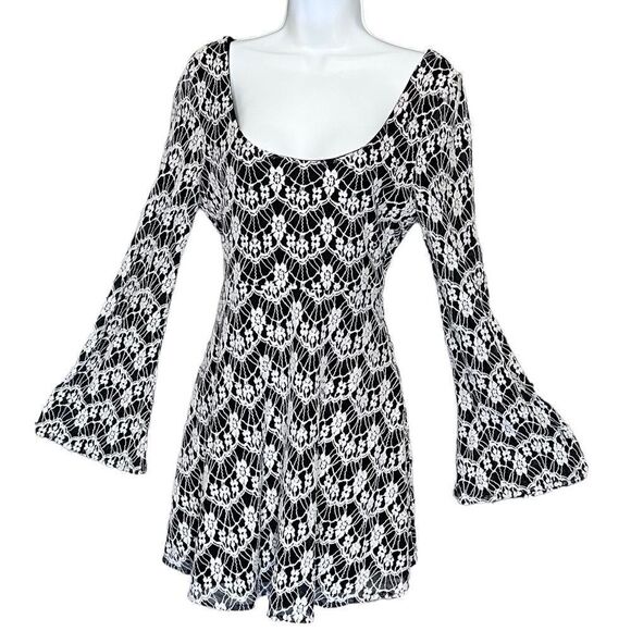 🌟En Crème black and white lace bell sleeve skater dress, size medium - Picture 1 of 6